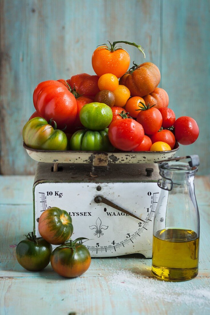 Verschiedene Tomaten auf Waage