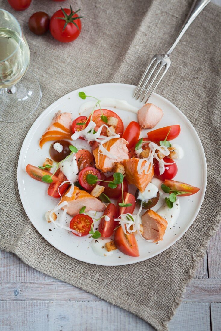 Warm smoked salmon with tomatoes and horseradish