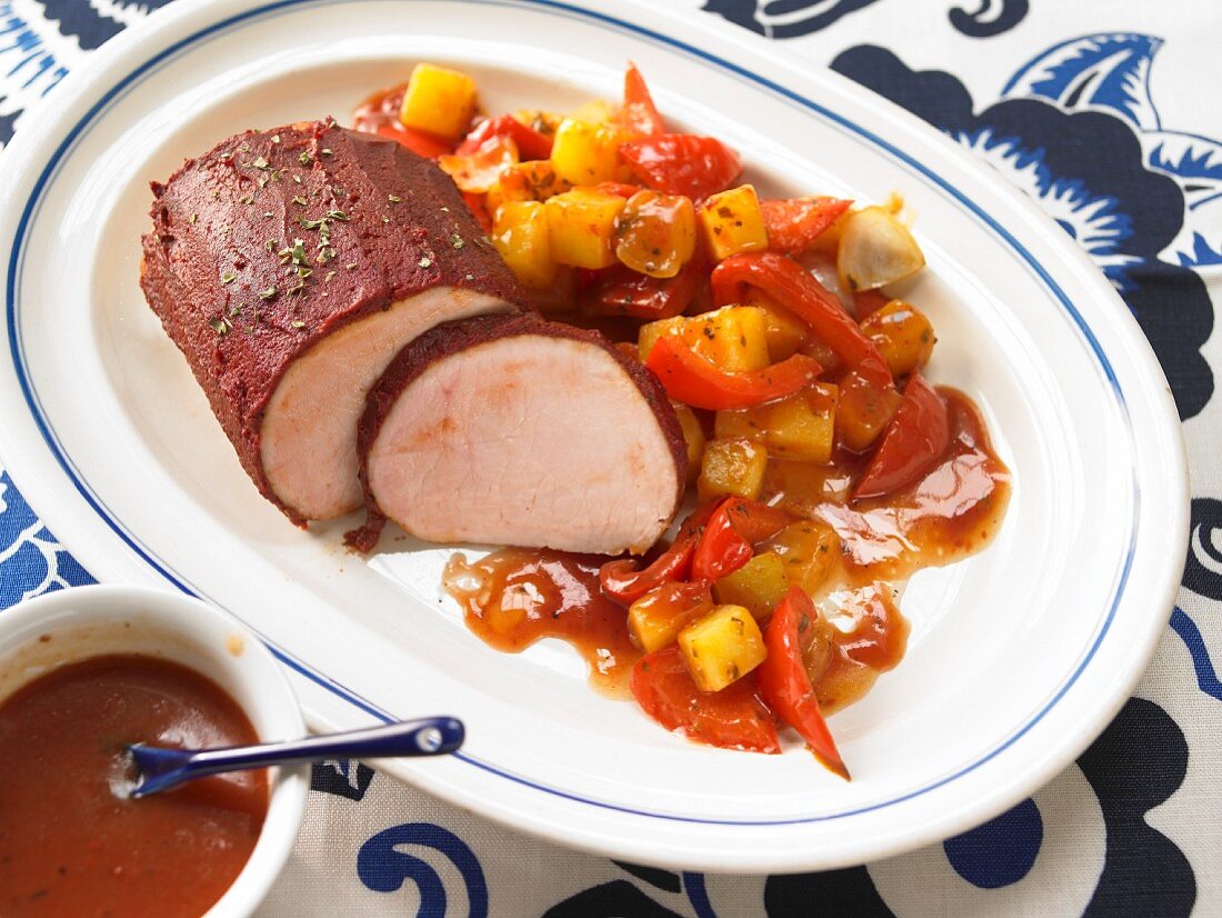 Schweinebraten mit Tomatenkruste und Paprika-Kartoffeln