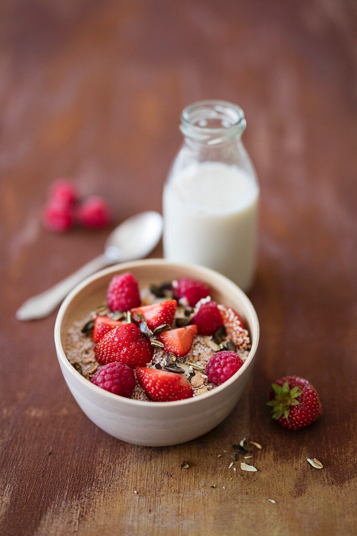 Amaranth muesli with fresh berries