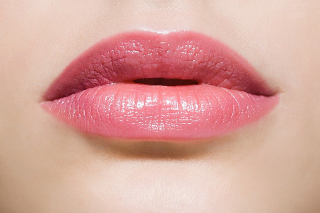 Rosa geschminkte Lippen
