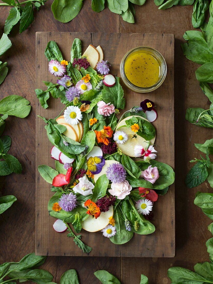 Essblüten, Spinat, Apfel, Radieschen, Rucola und Senfdressing