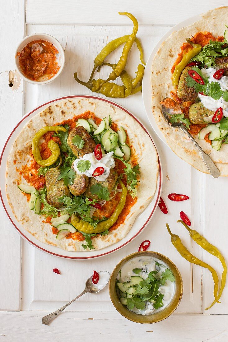 Vegetarische Köfte mit Harissa, Joghurt, Gurke, Koriander und Peperoni auf Tortilla