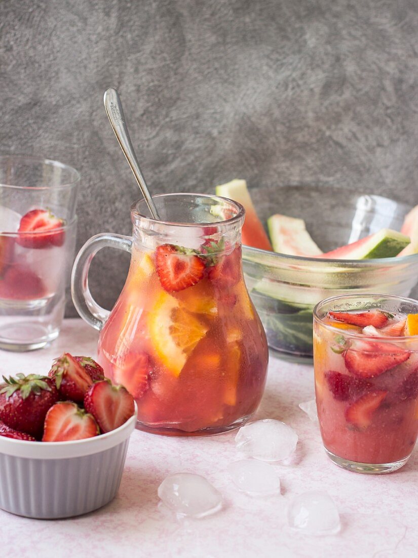 Sangria mit Erdbeeren und Wassermelone