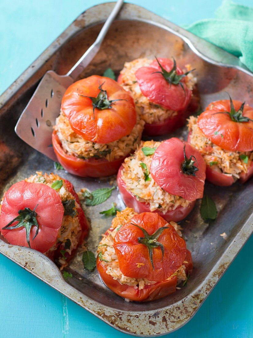 Tomaten, gefüllt mit Reis und Kräutern