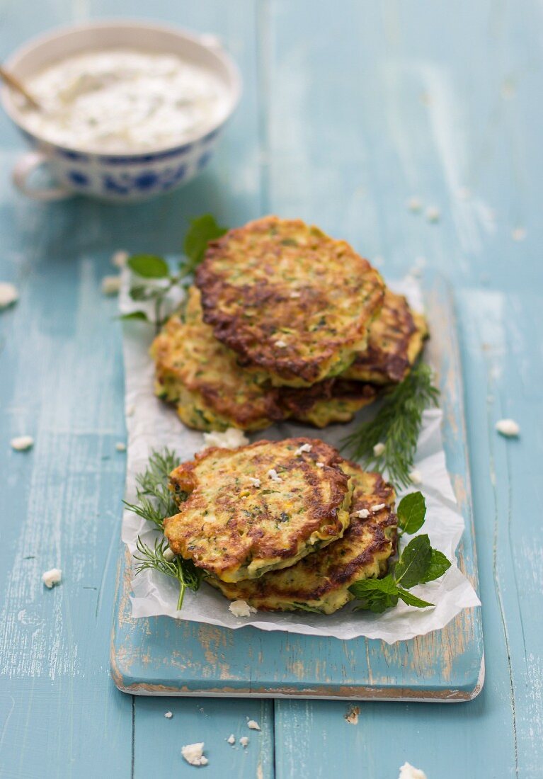 Zucchinipuffer mit Feta, Petersilie und Dill, dazu Tzatziki