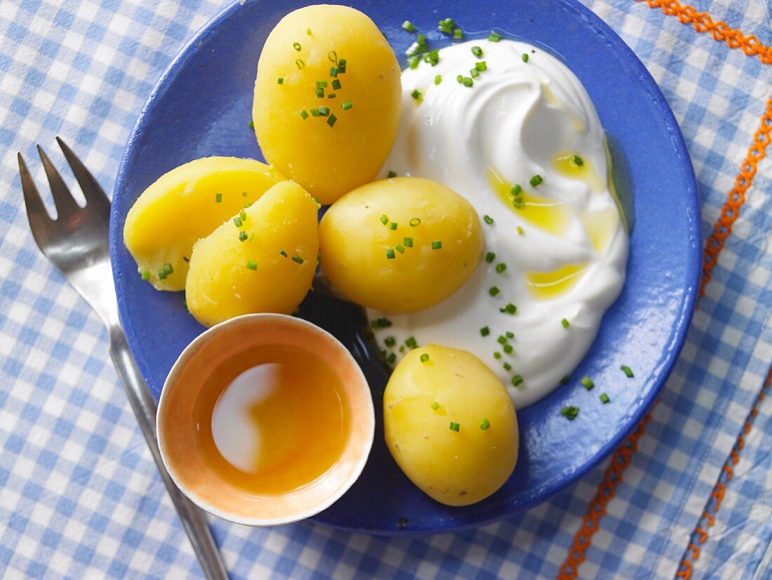 Boiled potatoes with quark