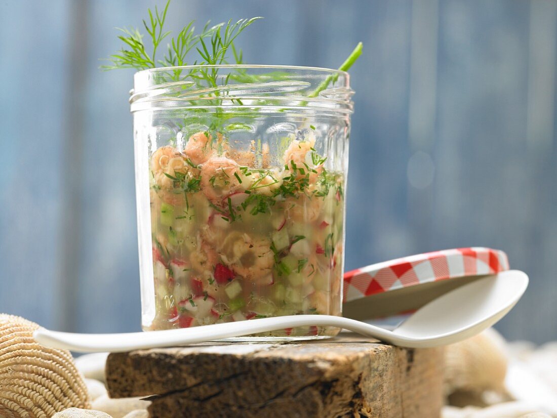 Krabben-Vinaigrette mit Radieschen und Gurke