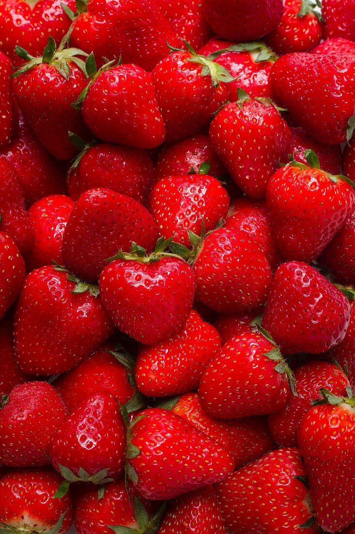Viele Erdbeeren (bildfüllend)