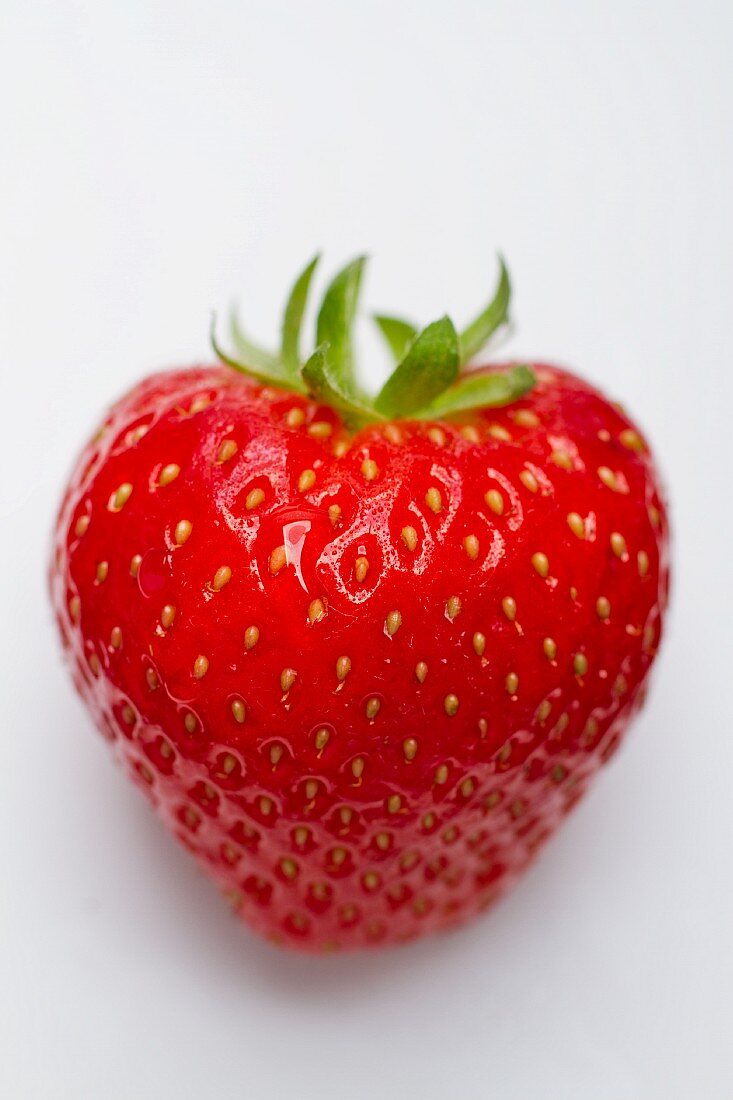 Eine Erdbeere vor weißem Hintergrund (Nahaufnahme)