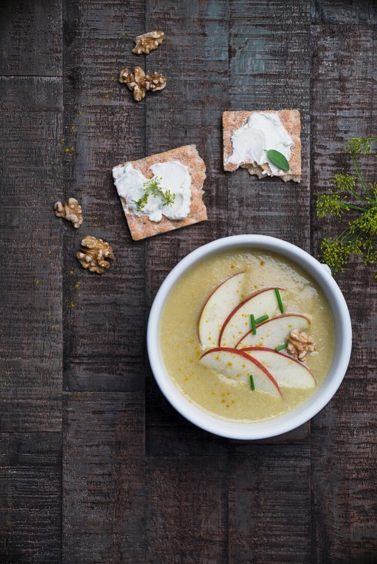 Kartoffel-Curry-Rahmsuppe mit Apfelschnitzen und Schnittlauch, Knäckebrot mit Frischkäse