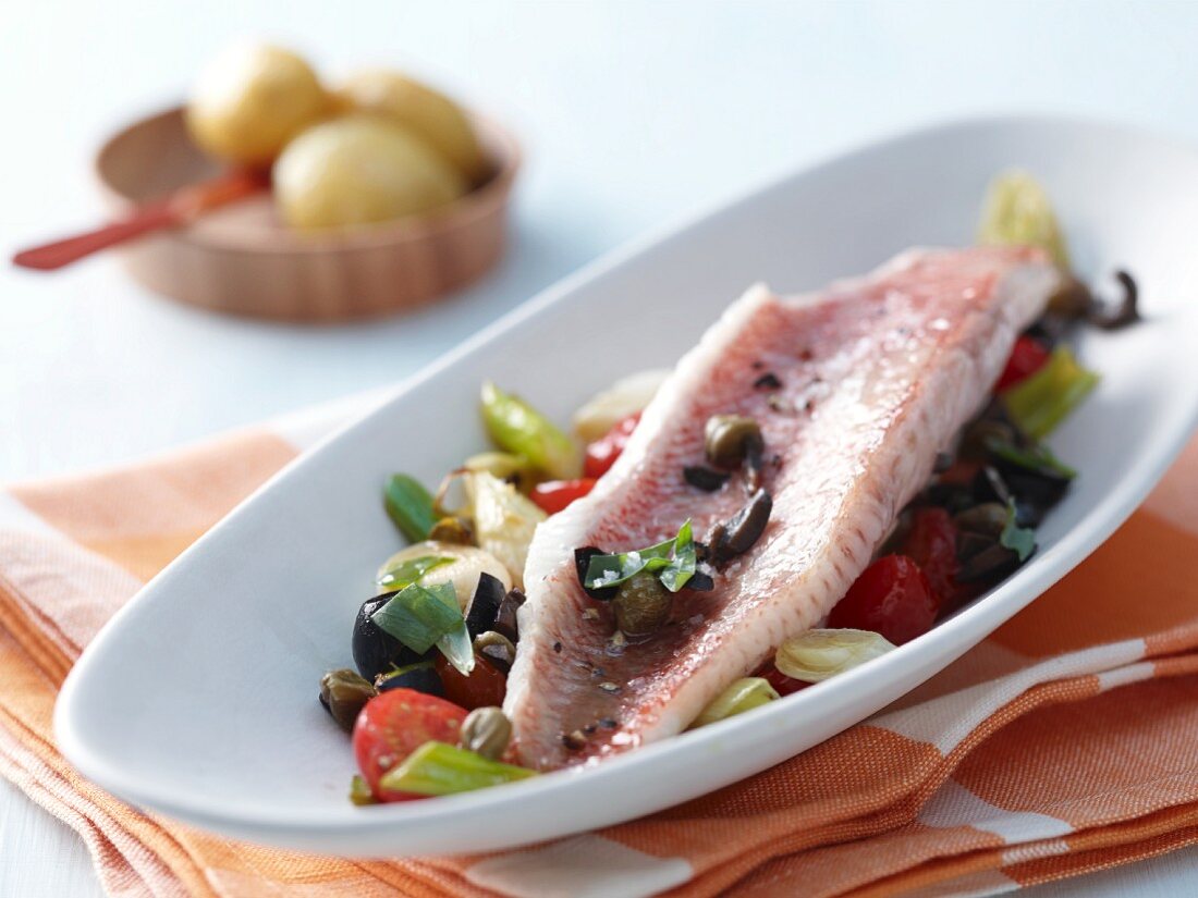 Rotbarschfilet mit Kirschtomaten und Oliven-Estragonsauce