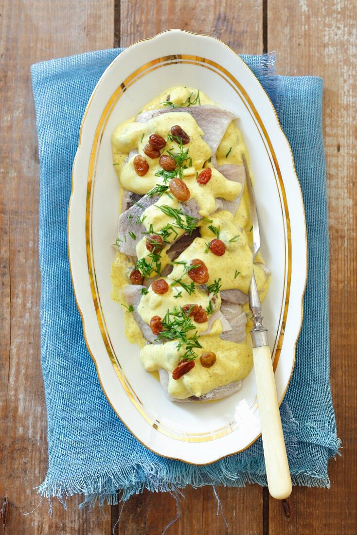 Herring fillets with a curry-yoghurt sauce and raisins