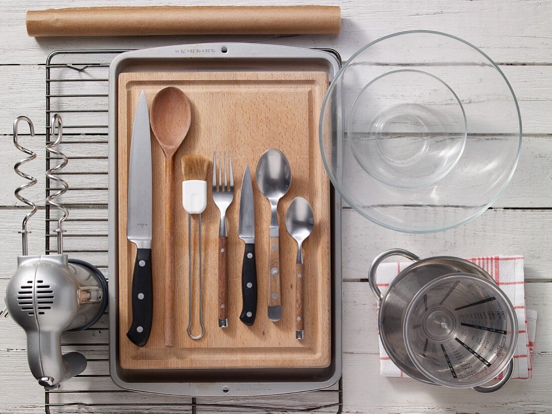 Kitchen utensils for preparing a yeast plait