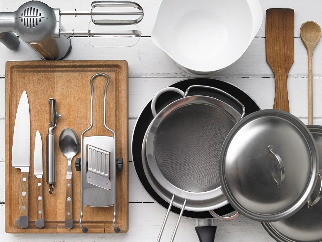 Kitchen utensils for preparing a foamy vegetable omelette