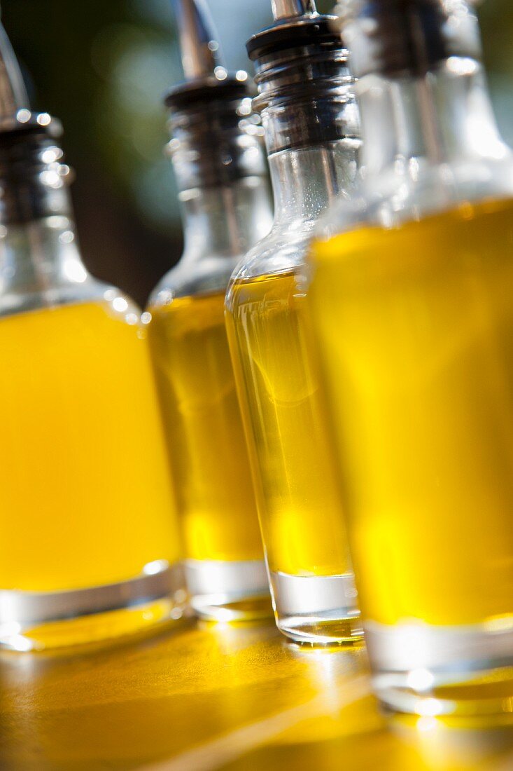 Olivenöl in Flaschen mit Ausgiesser (Nahaufnahme)