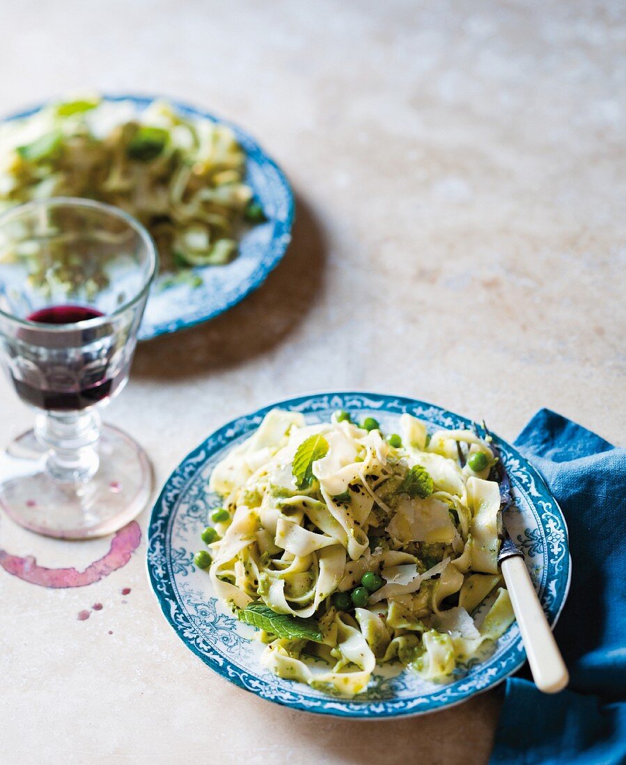 Bandnudeln mit Pesto und Erbsen