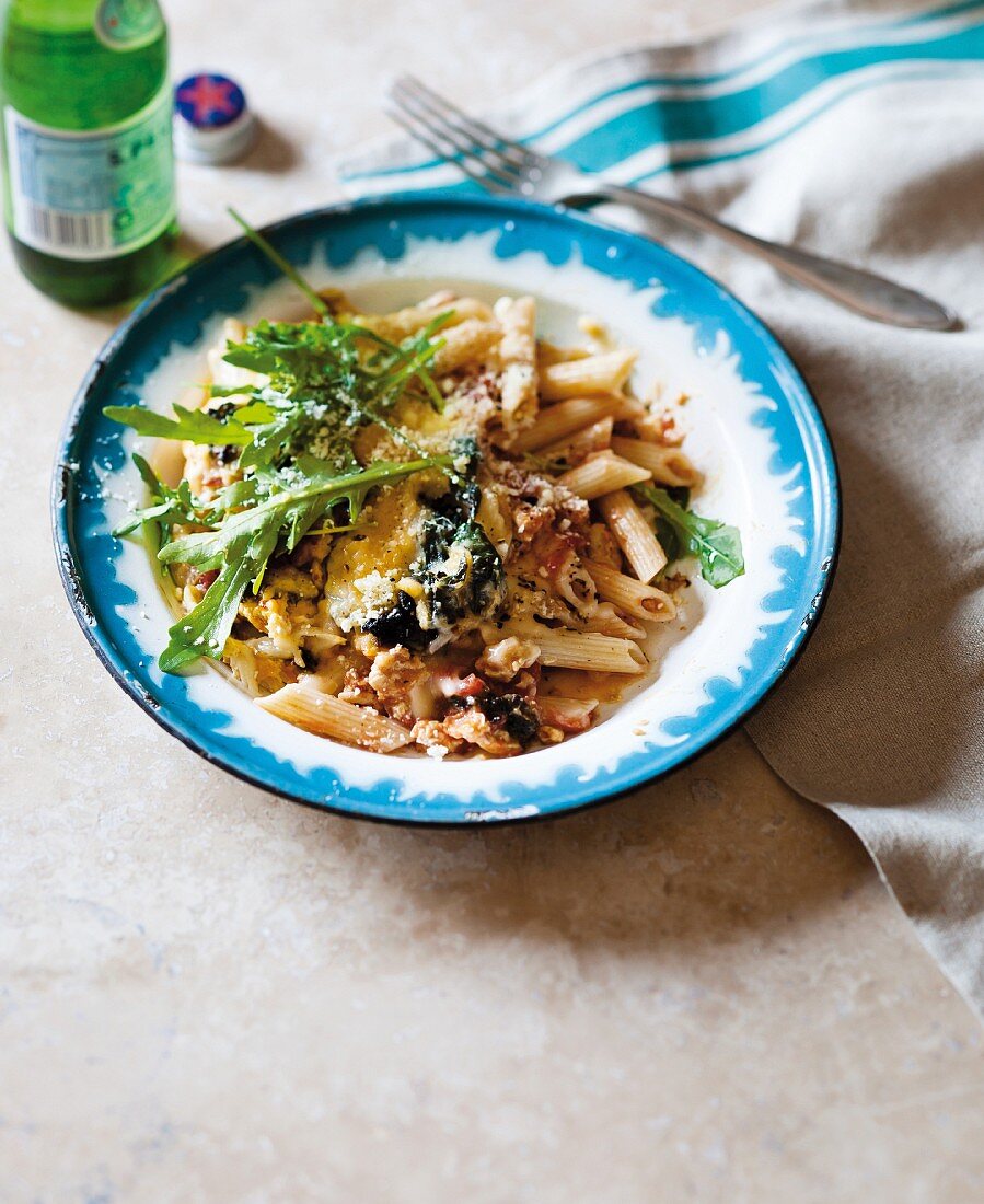 Überbackene Penne mit Hähnchen und Mangold