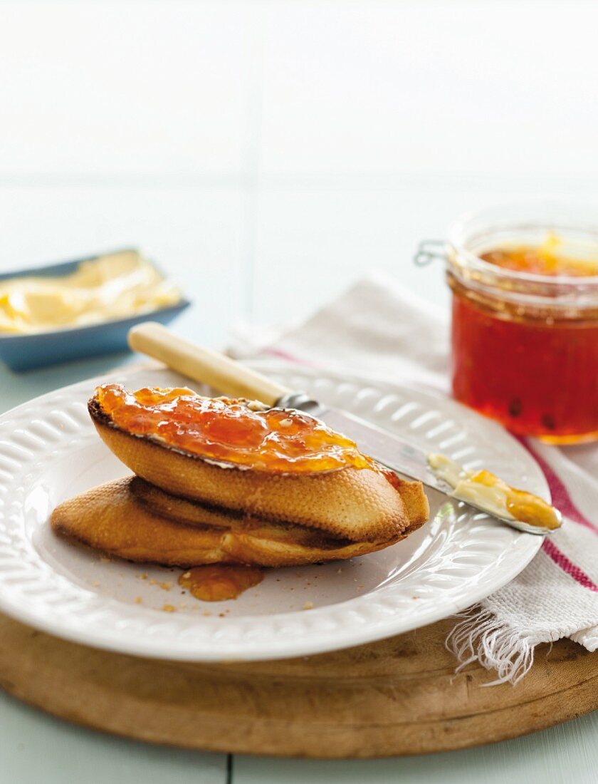 Zitrusfrüchtemarmelade auf Brot und im Glas