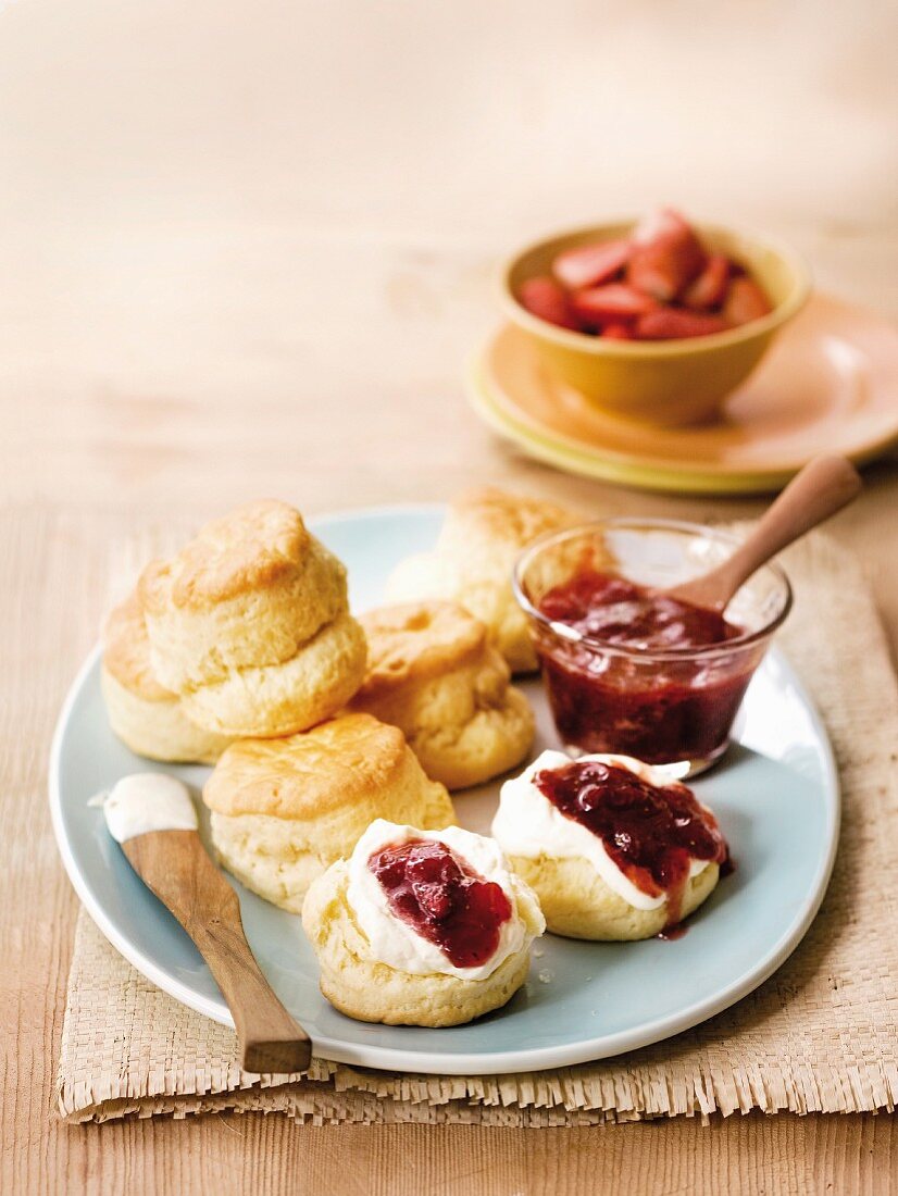 Scones mit Erdbeermarmelade und Sahne