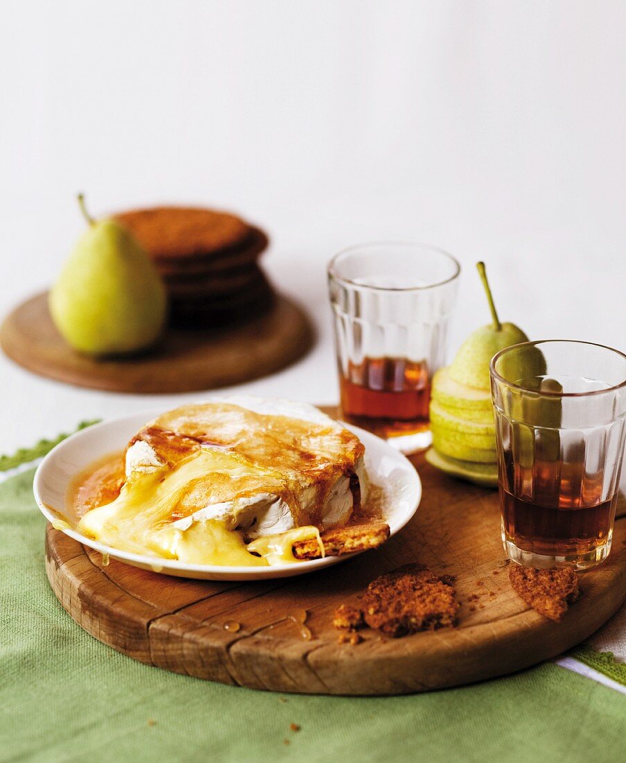 Karamellisierter Camembert mit Sherry und Birnen