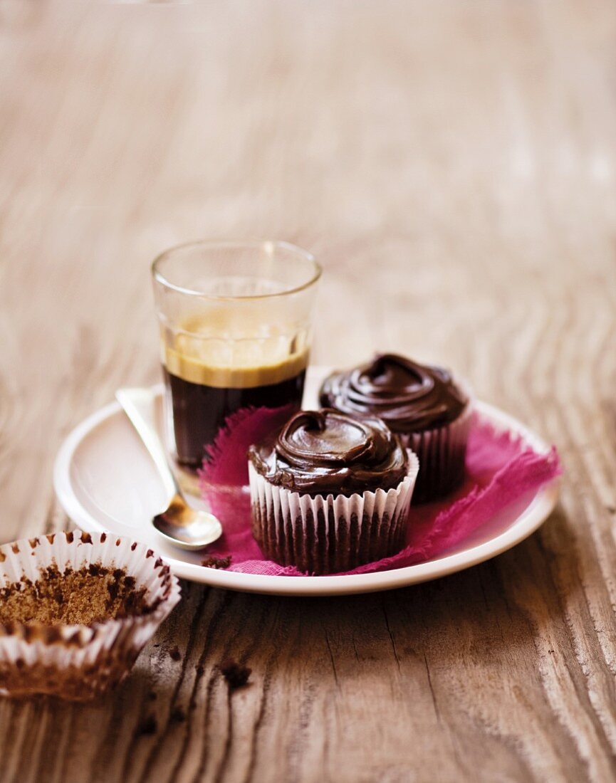Schokoladen-Rote-Bete-Cupcakes mit Kaffee