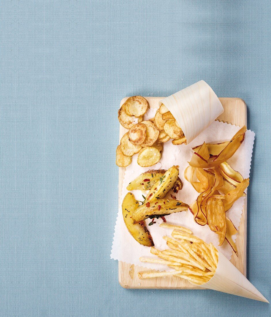 Kartoffelchips, Potato Wedges, fettarme Wurzelgemüsechips, Bratkartoffeln und Pommes frites