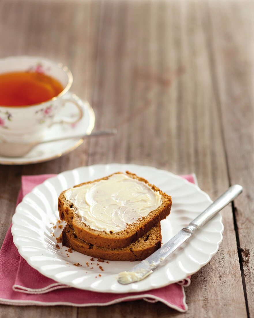 Gingerbread with butter and tea