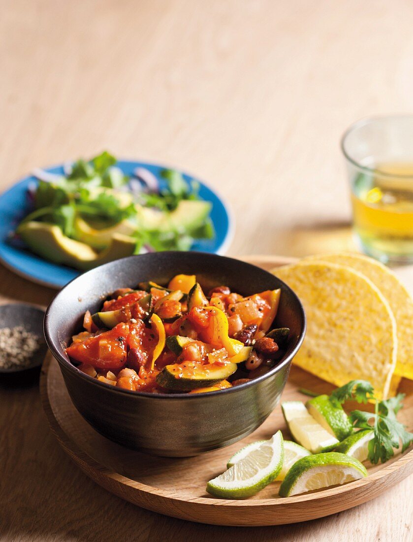 Bohnen-Gemüse-Chili mit Tacos