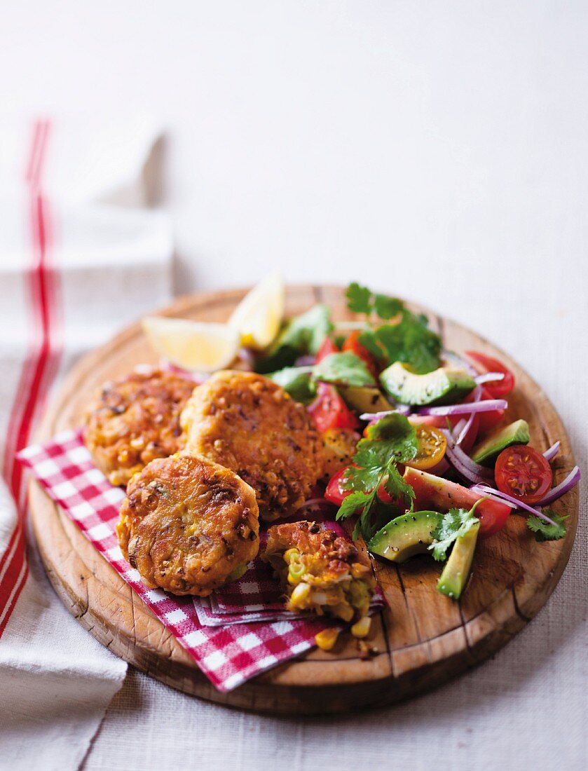 Fischfrikadellen mit Mais und Gemüsesalat