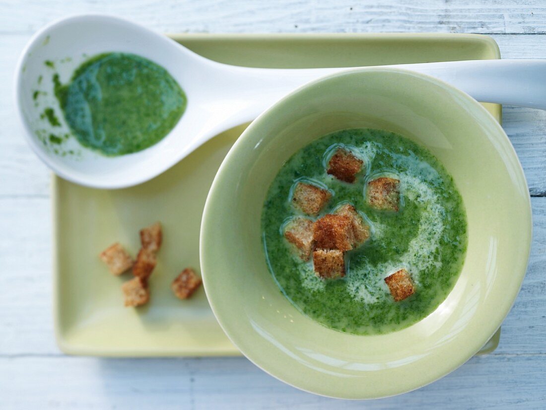 Spinach with croutons and ginger