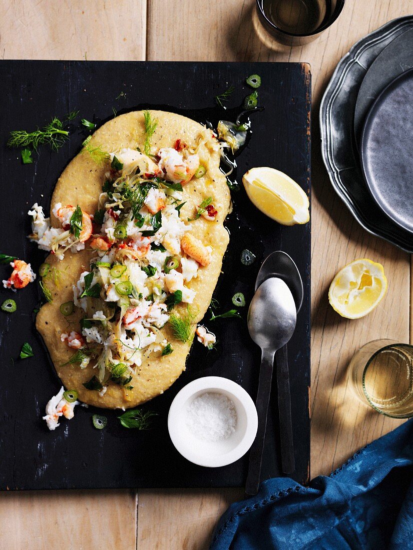 Cremige Polenta mit Krebsfleisch, Chili, Zitronen und Fenchel