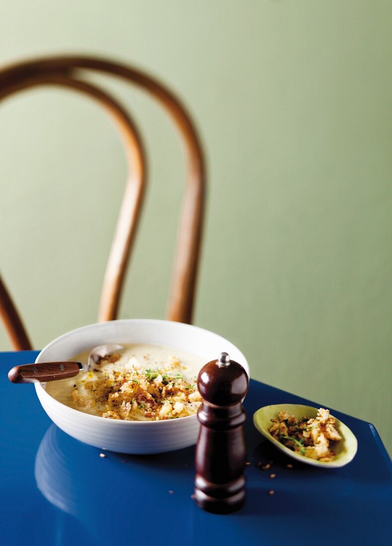 Blumenkohl-Käse-Suppe mit Knoblauchcroutons