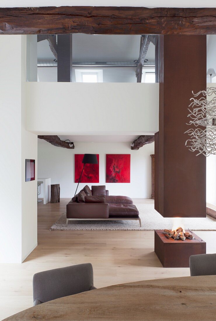 Offener Wohnbereich in modernisiertem Landhaus mit Galerie und offenem Kaminfeuer