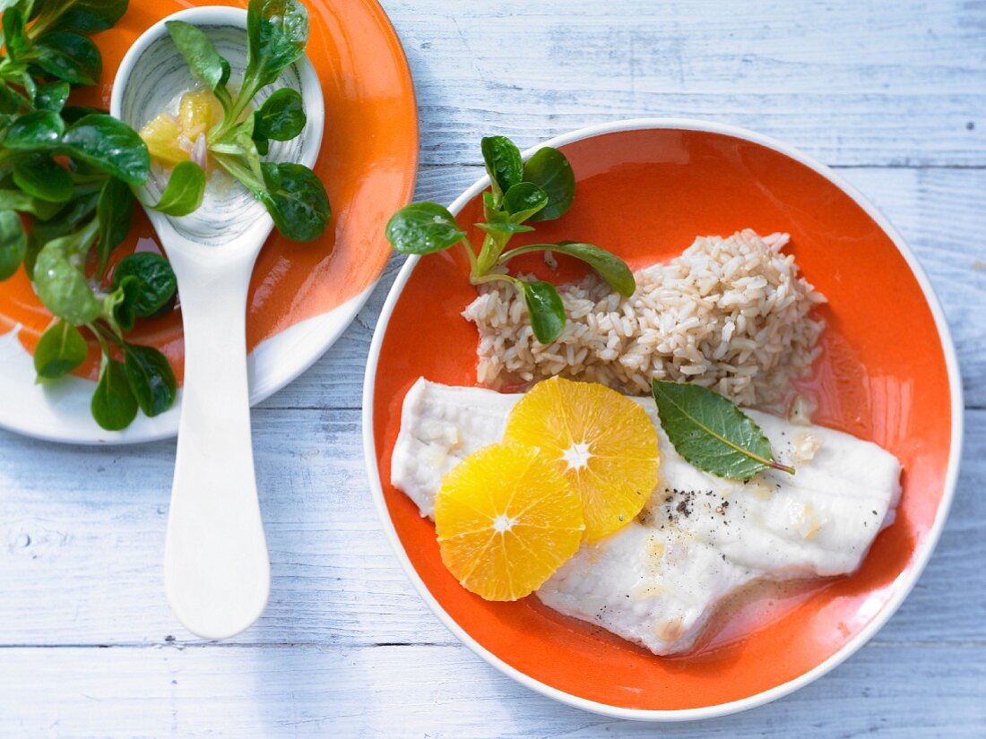 Schollenfilets in Orangensauce mit Reis und Feldsalat