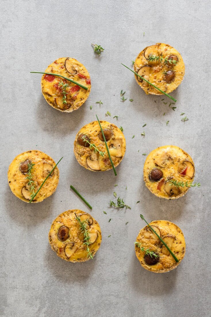 Mini-Frittatas mit Champignons, Paprika und Kräutern (Low Carb)