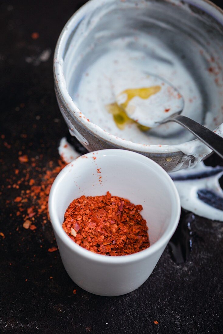 How to prepare yoghurt sauce with chilli flakes