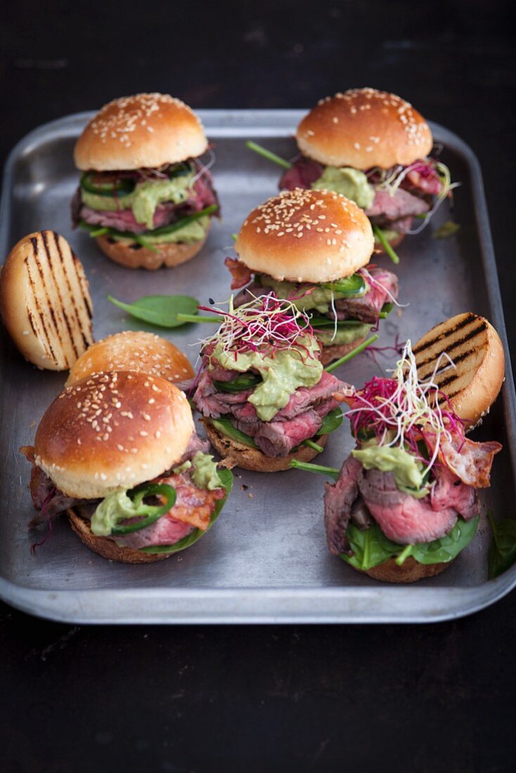 Mini burgers with roast beef, avocado cream, spinach and bean sprouts