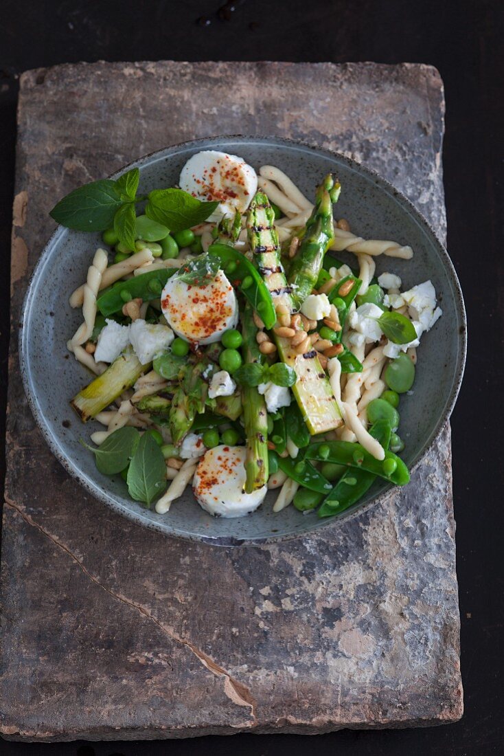 Pasta with beans, grilled asparagus, goats' cheese and mint