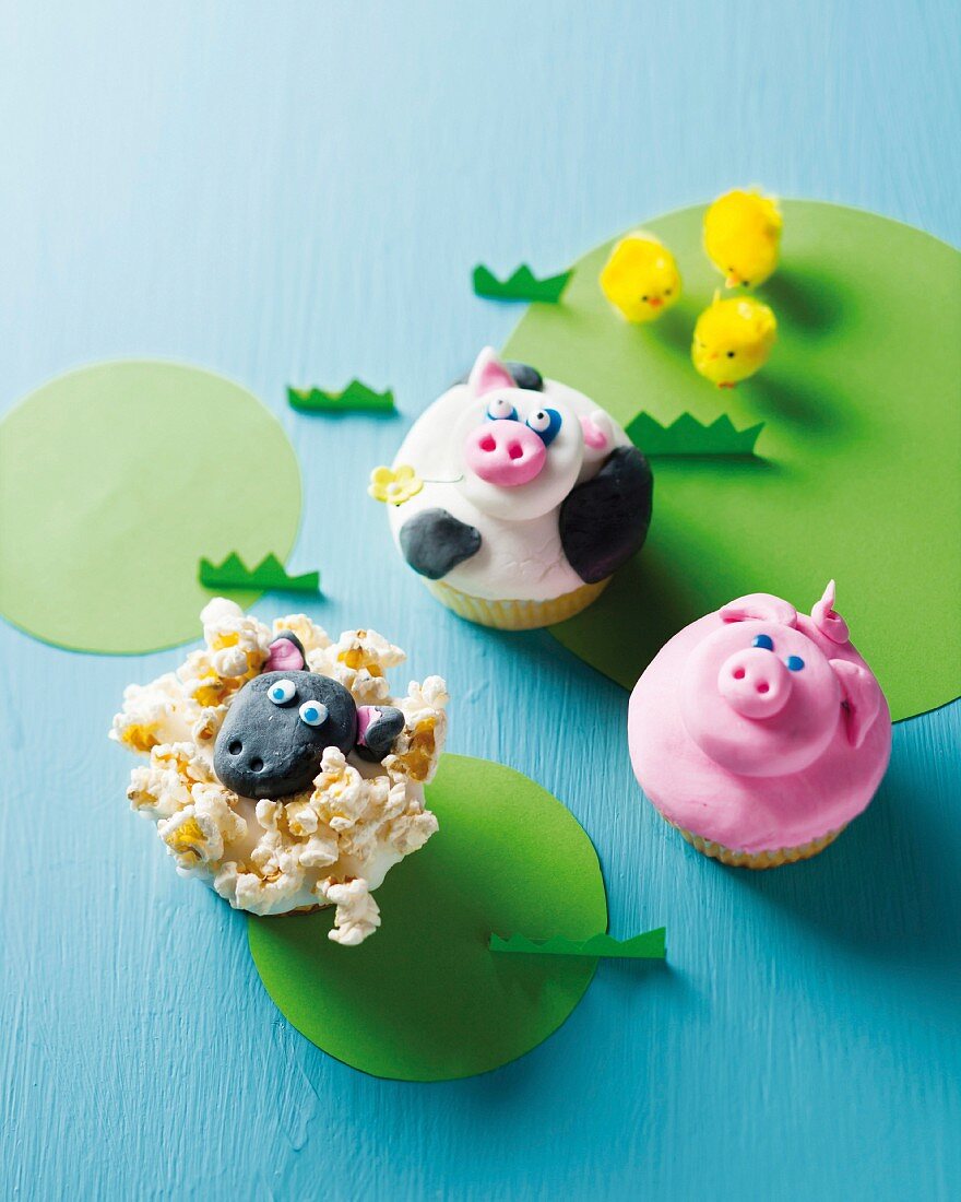 Lustige Tierfiguren-Cupcakes (Schaf, Schwein, Kuh)