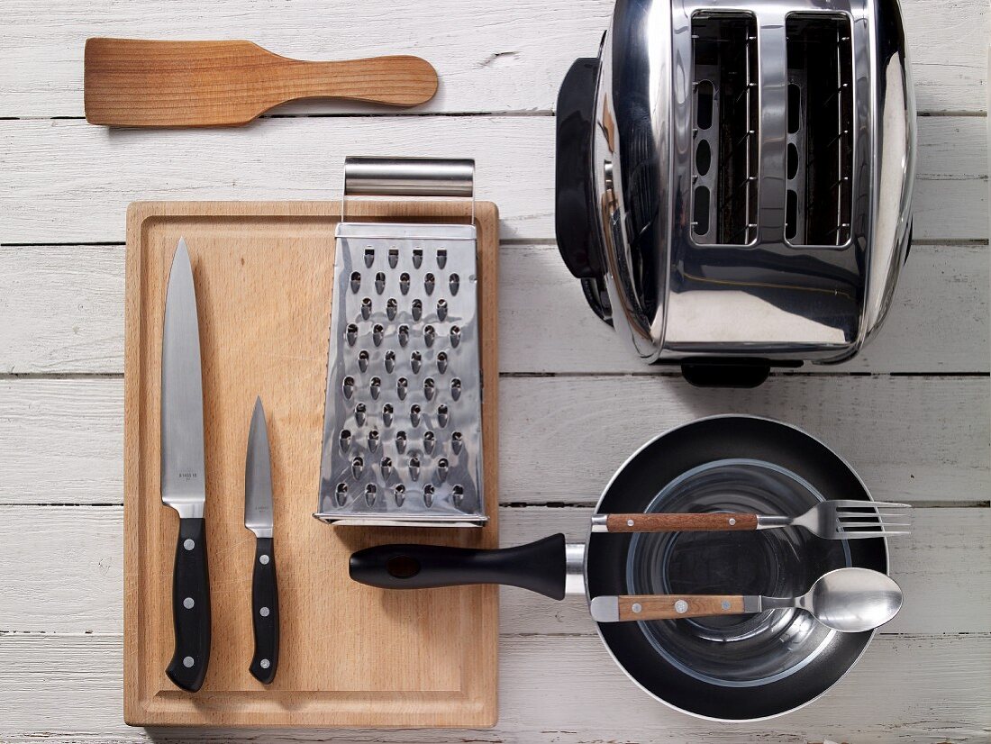 Kitchen utensils for preparing scrambled egg