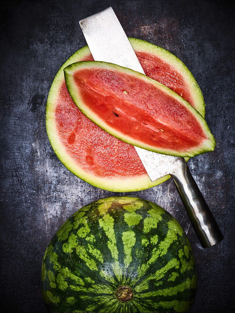 A whole and a sliced watermelon (seen from above)