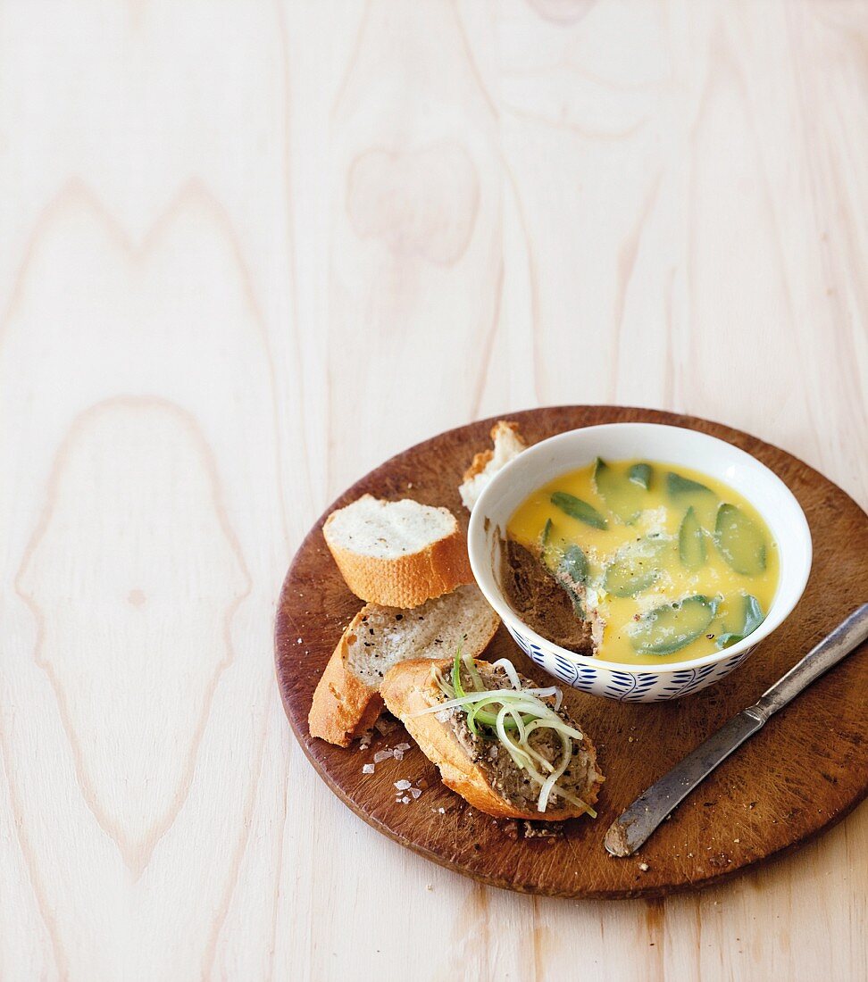 Hähnchenleberpate mit Salbei und Baguette