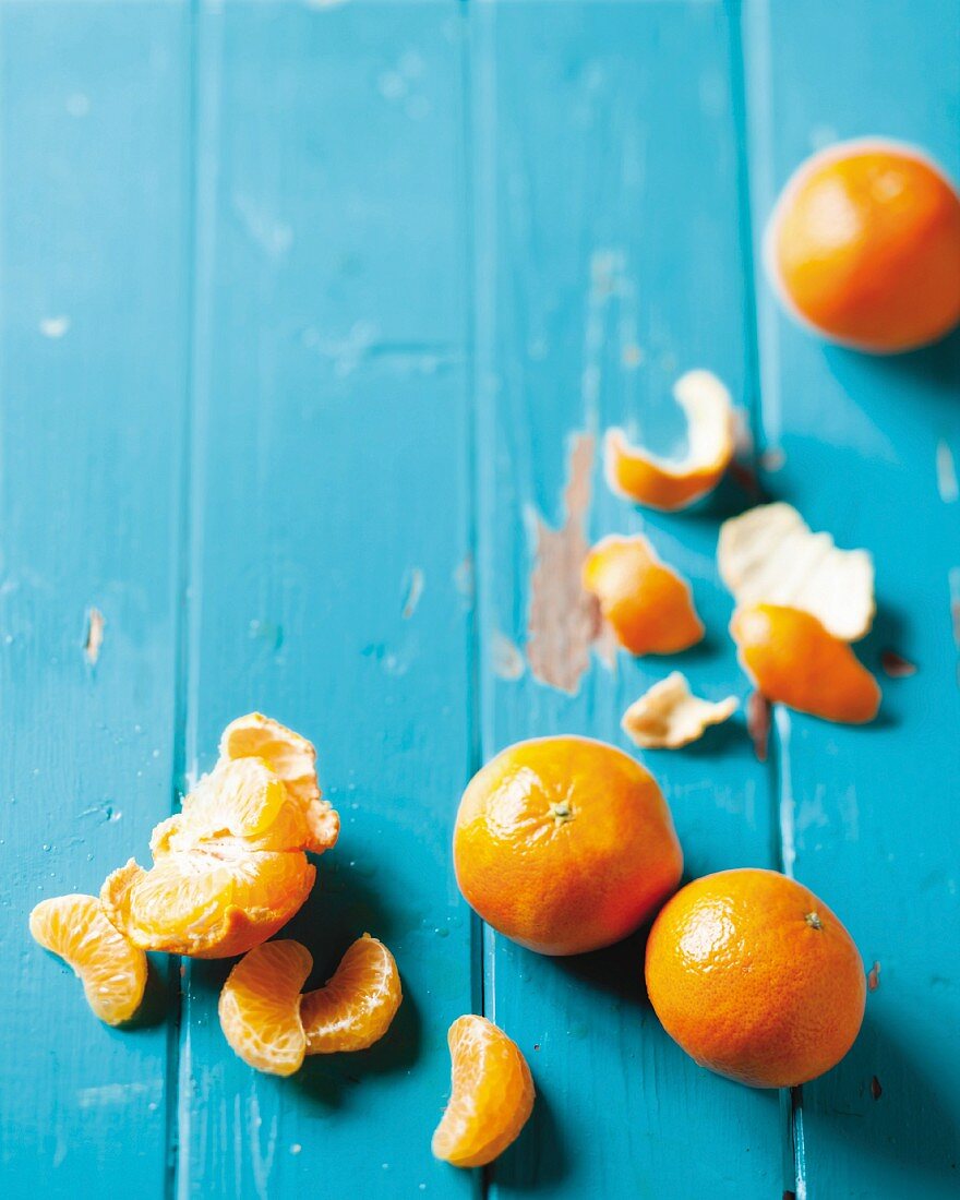 Whole and peeled tangerines