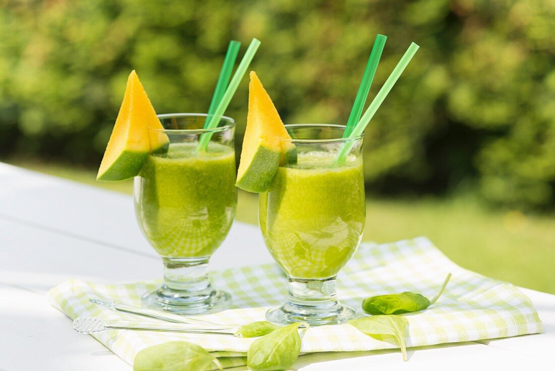 Green Power smoothies with spinach and mango