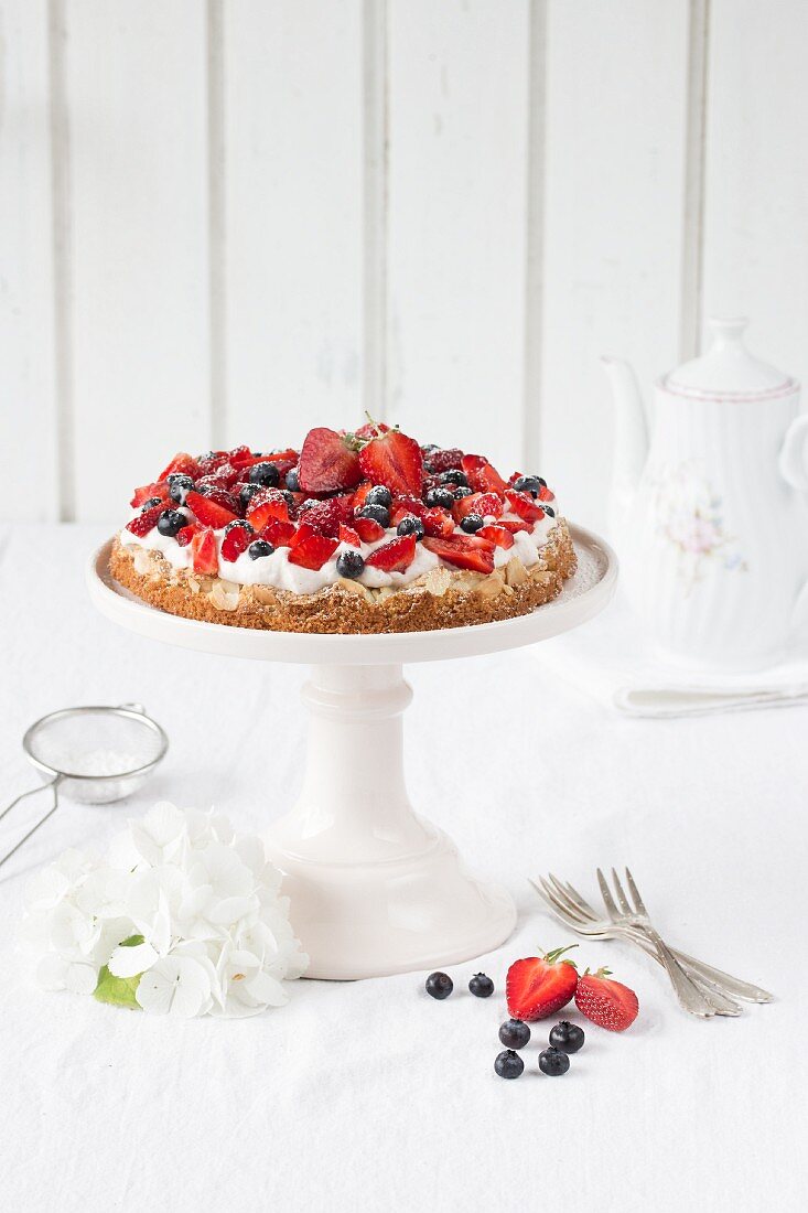 Baisertorte mit Dinkelmehl und Beeren