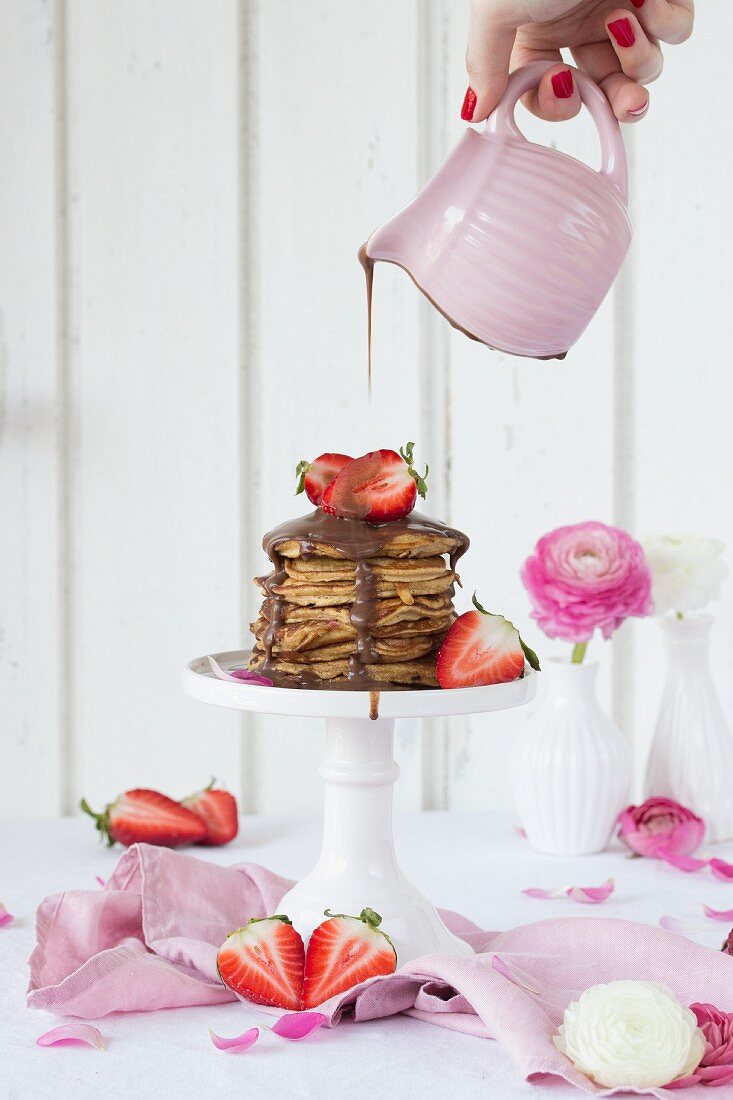 Dinkelpancakes mit Erdbeeren und Schokoladensauce