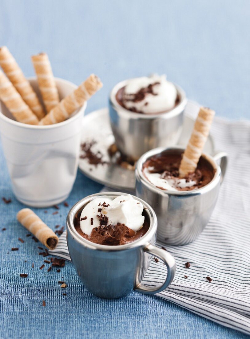 Schokoladenmousse mit Sahne und Hippenröllchen