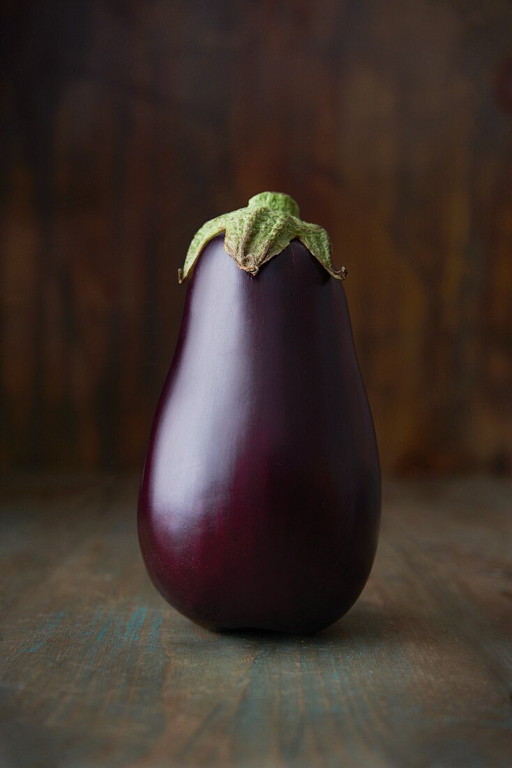 Eine ganze Aubergine