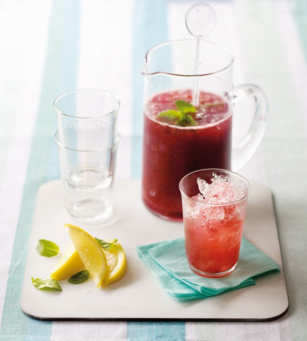 Eiskalter Himbeerdrink mit Wodka und Ingwerbier